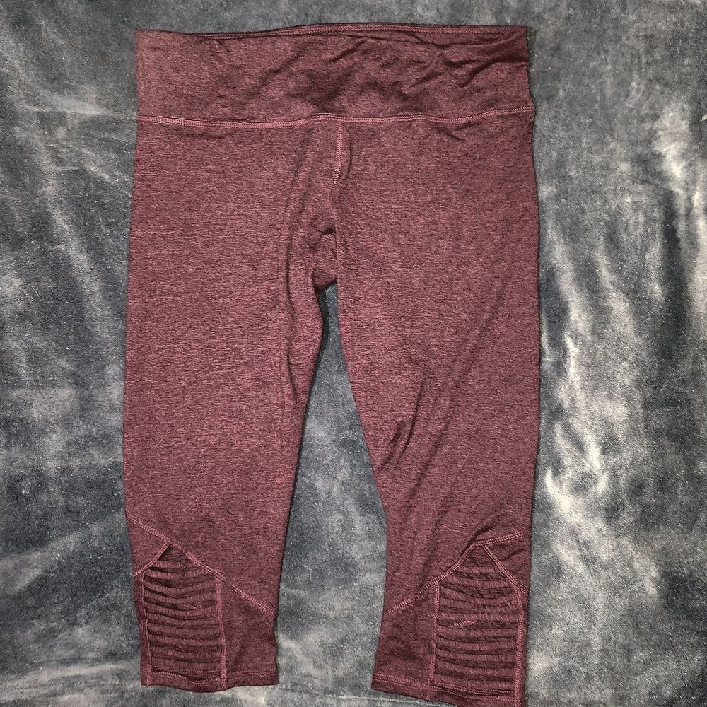 Champion Ladie's cropped athletic pants in size XL, 32" waist